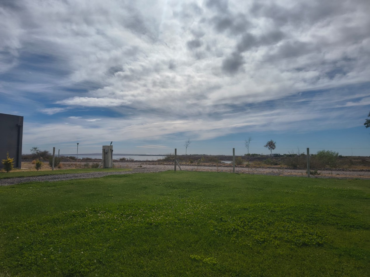 VENTA HERMOSA CASA DE DOS DORMITORIOS EN VILLA TENIS CLUB MARI MENUCO CON VISTA DIRECTA AL LAGO- NEUQUEN 