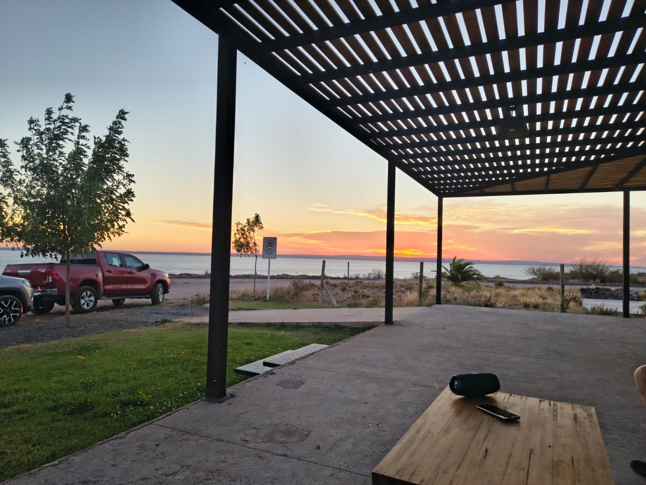 VENTA HERMOSA CASA DE DOS DORMITORIOS EN VILLA TENIS CLUB MARI MENUCO CON VISTA DIRECTA AL LAGO- NEUQUEN 