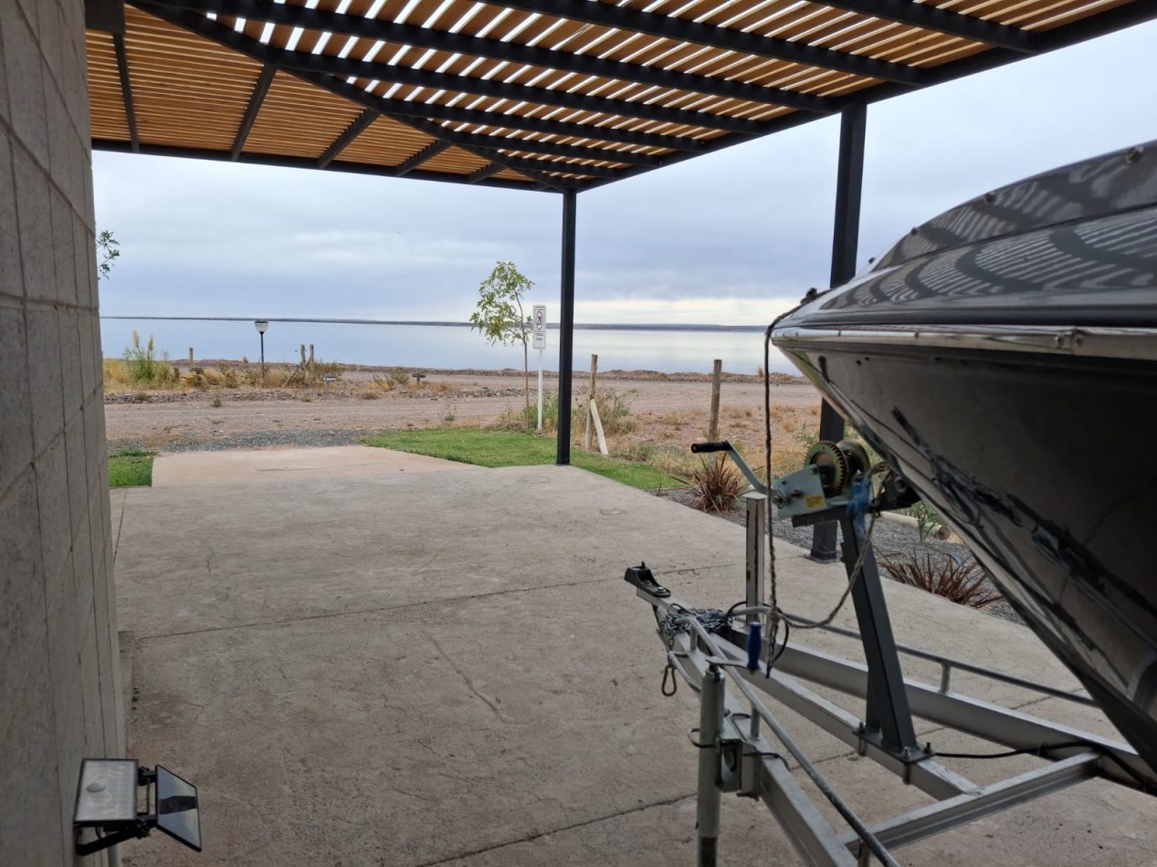 VENTA HERMOSA CASA DE DOS DORMITORIOS EN VILLA TENIS CLUB MARI MENUCO CON VISTA DIRECTA AL LAGO- NEUQUEN 
