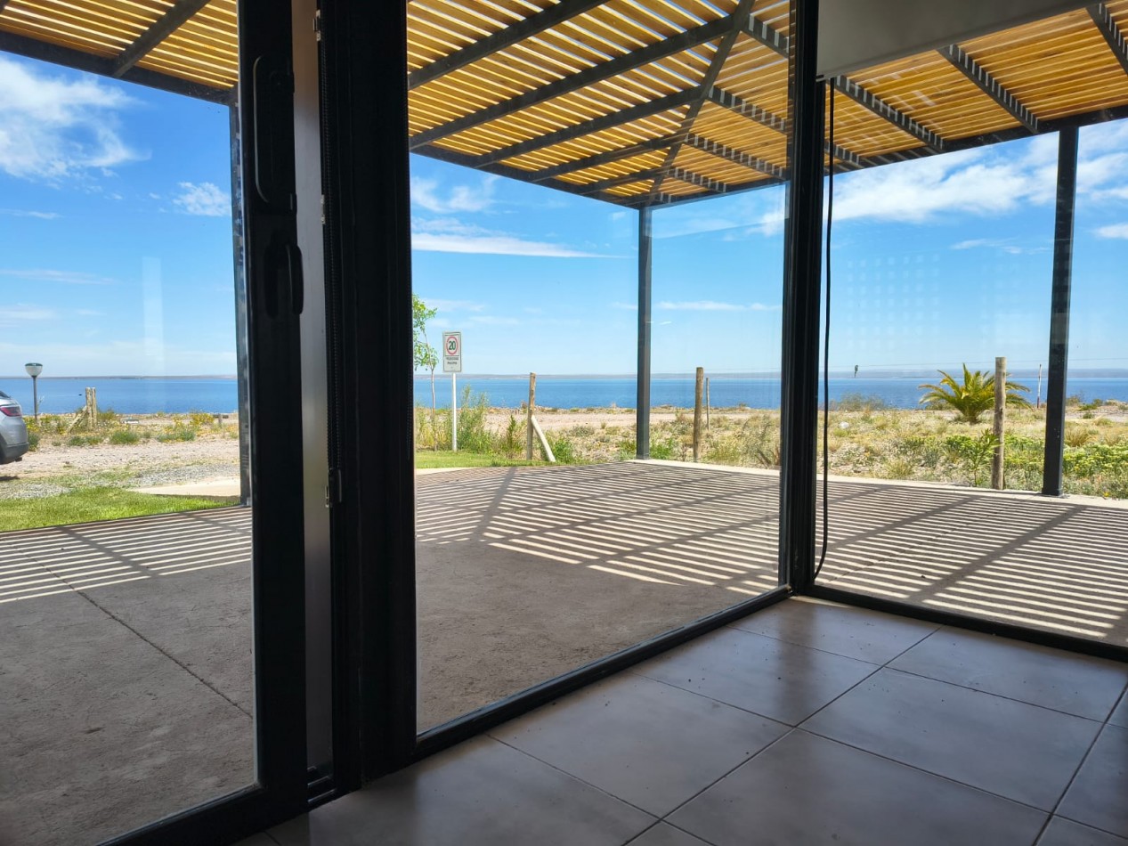 VENTA HERMOSA CASA DE DOS DORMITORIOS EN VILLA TENIS CLUB MARI MENUCO CON VISTA DIRECTA AL LAGO- NEUQUEN 