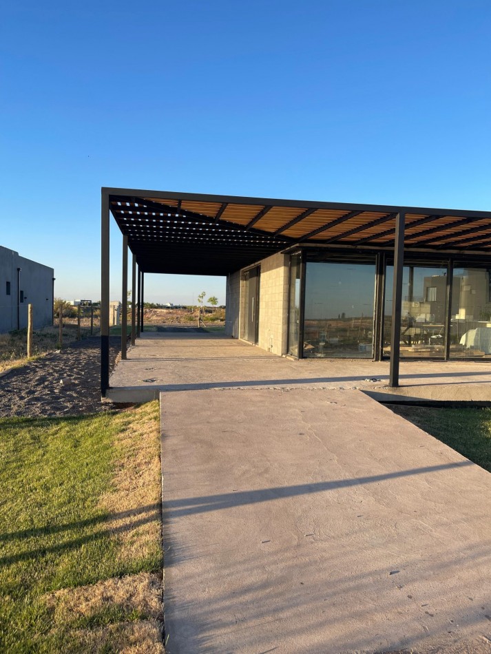 VENTA HERMOSA CASA DE DOS DORMITORIOS EN VILLA TENIS CLUB MARI MENUCO CON VISTA DIRECTA AL LAGO- NEUQUEN 