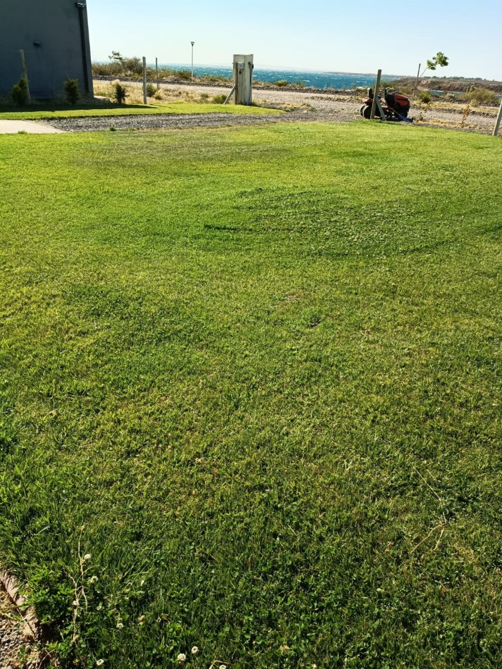 VENTA HERMOSA CASA DE DOS DORMITORIOS EN VILLA TENIS CLUB MARI MENUCO CON VISTA DIRECTA AL LAGO- NEUQUEN 