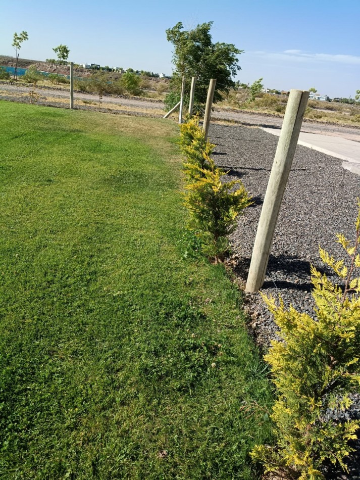 VENTA HERMOSA CASA DE DOS DORMITORIOS EN VILLA TENIS CLUB MARI MENUCO CON VISTA DIRECTA AL LAGO- NEUQUEN 