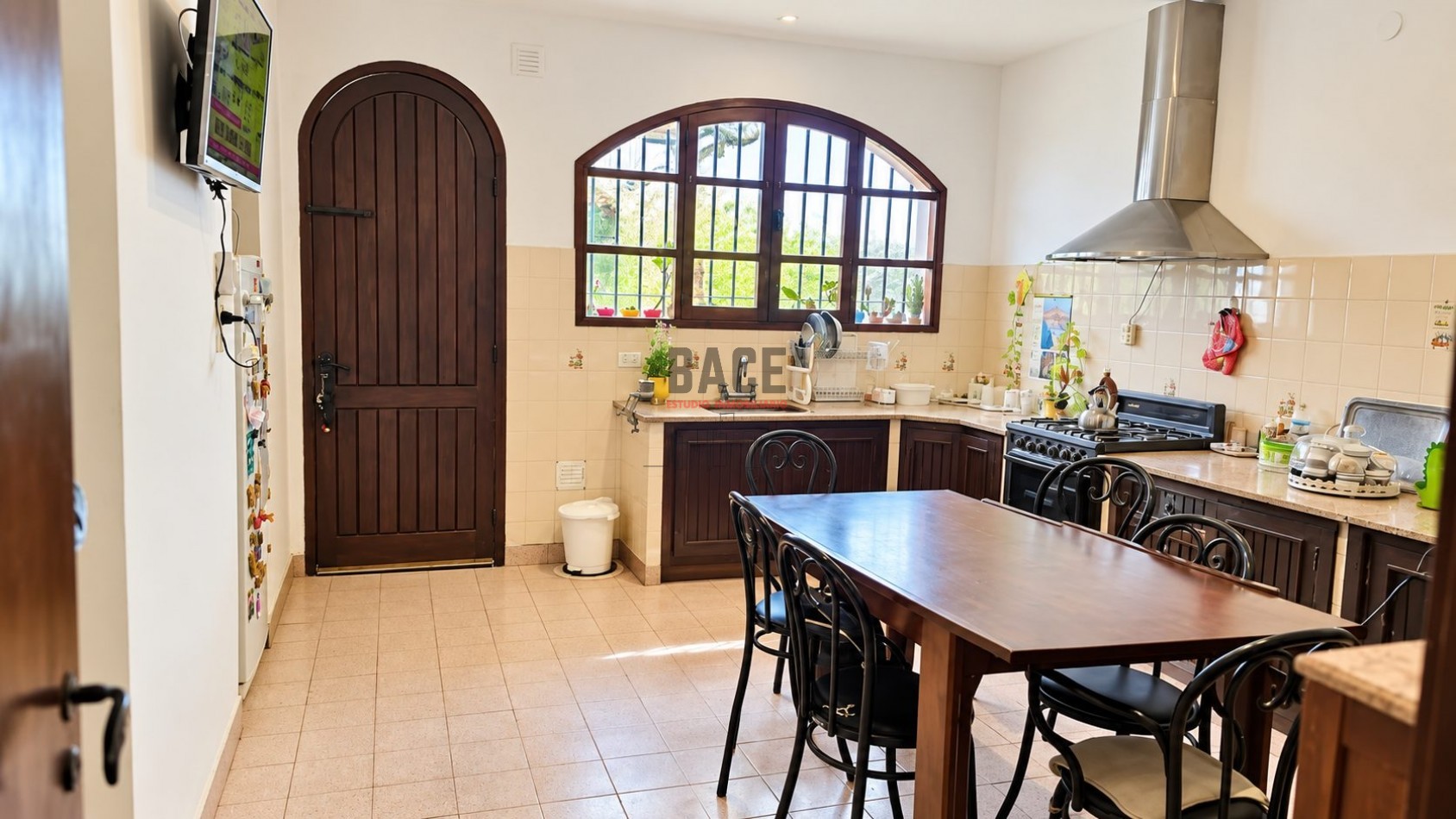El Encanto Colonial Español Elevado a la Alta Gama Residencial en corazon del centro de Cipolletti!