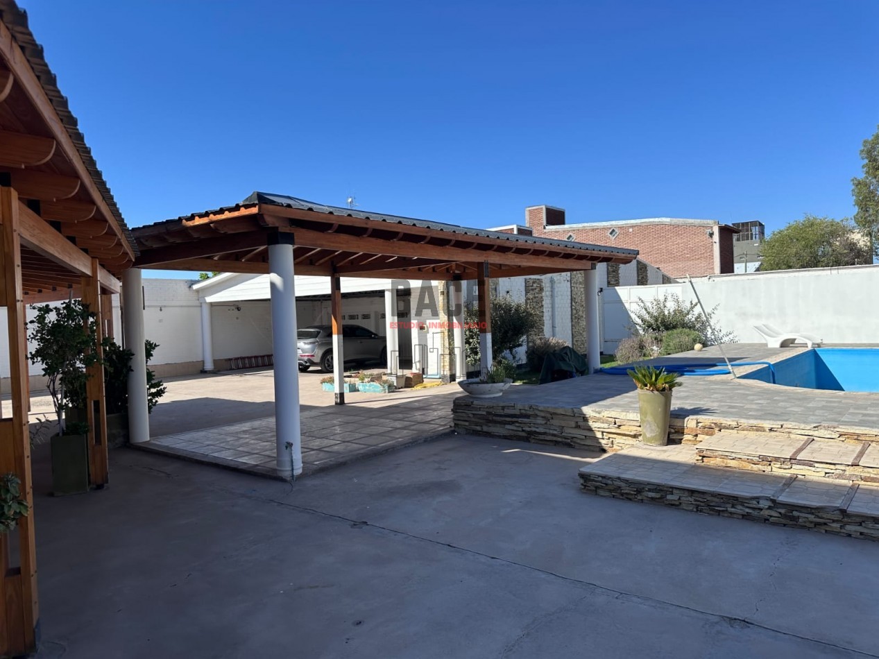 VENTA de Casa + Dpto Independiente con Pileta y Quincho en el Centro de Catriel!!!