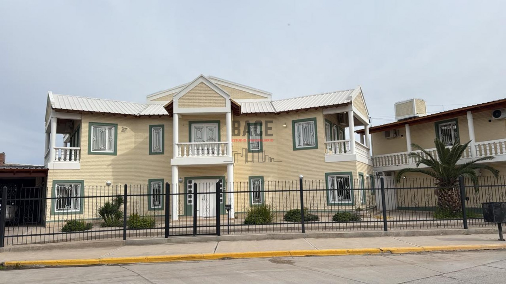 VENTA de Casa + Dpto Independiente con Pileta y Quincho en el Centro de Catriel!!!