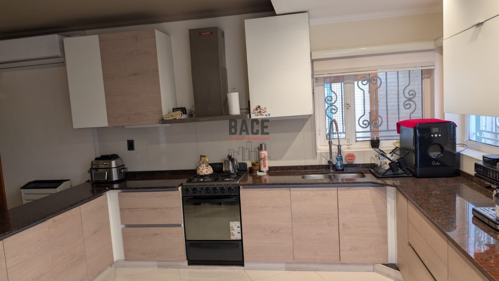 VENTA de Casa + Dpto Independiente con Pileta y Quincho en el Centro de Catriel!!!