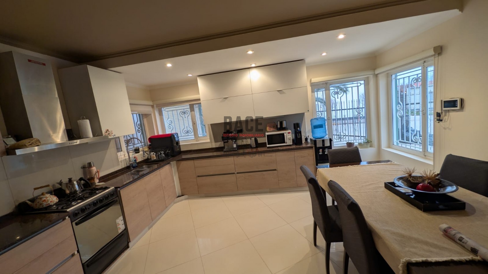 VENTA de Casa + Dpto Independiente con Pileta y Quincho en el Centro de Catriel!!!