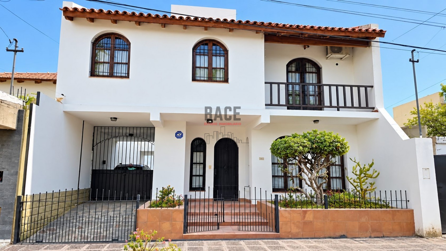 El Encanto Colonial Español Elevado a la Alta Gama Residencial en corazon del centro de Cipolletti!