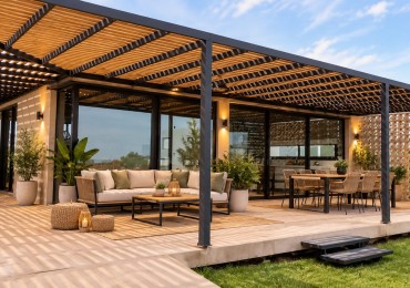 VENTA HERMOSA CASA DE DOS DORMITORIOS EN VILLA TENIS CLUB MARI MENUCO CON VISTA DIRECTA AL LAGO- NEUQUEN 