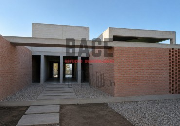 ¡Oportunidad en Pozo! Casa de Vanguardia en Plottier - Se Escuchan Ofertas de Contado