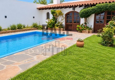 El Encanto Colonial Español Elevado a la Alta Gama Residencial en corazon del centro de Cipolletti!
